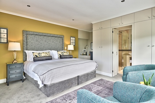 Luxury Wild Olive room with twin beds 